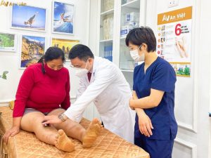 Bàn chân nổi gân xanh