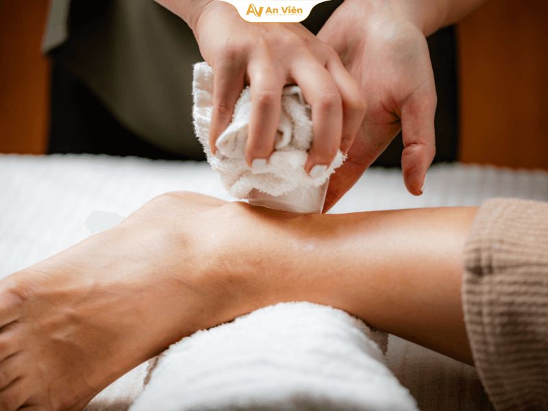 Mắt cá chân bị sưng: Nguyên nhân và cách xử lý an toàn 17 Chườm lạnh
