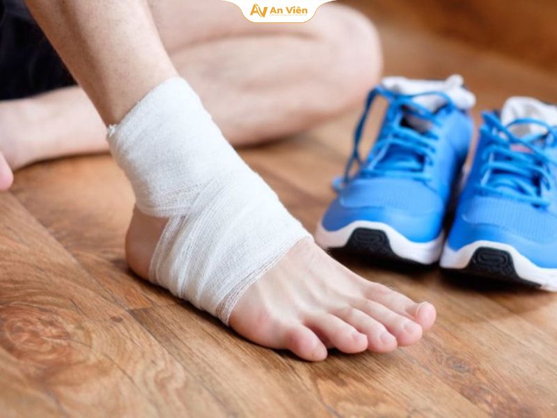 Mắt cá chân bị sưng: Nguyên nhân và cách xử lý an toàn 13 Chấn thương cấp tính