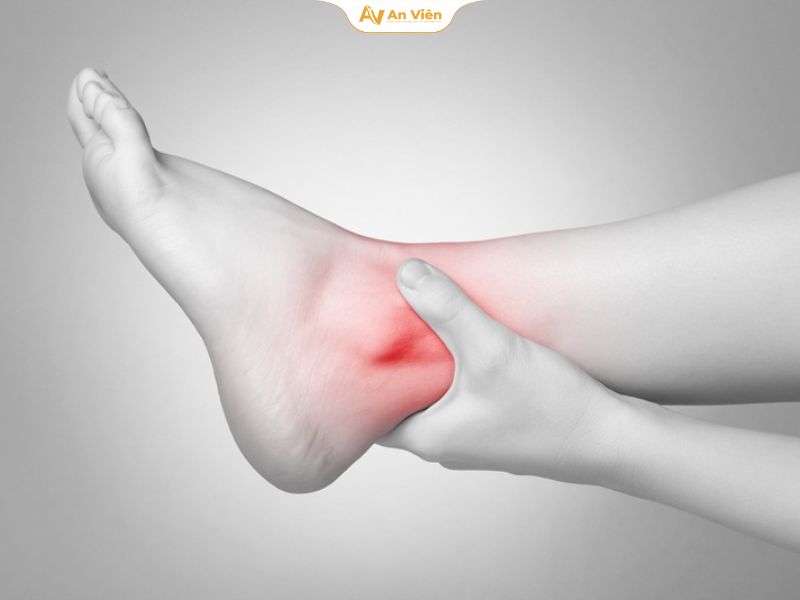 Xoay khớp cổ chân và duỗi cơ bắp chân