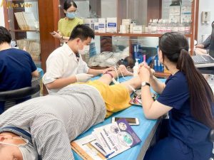 Tự nhiên sưng mắt cá chân