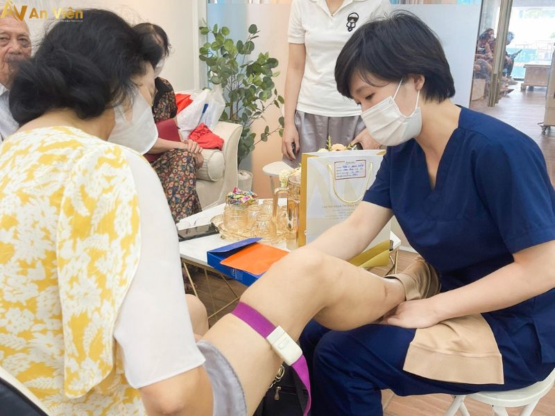 Tự nhiên sưng mắt cá chân
