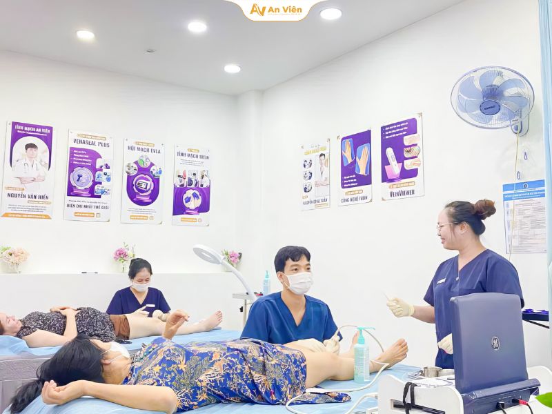Những dấu hiệu giãn tĩnh mạch quan trọng người bệnh không nên bỏ qua 15 Người bệnh cần đi khám chuyên khoa Tĩnh mạch càng sớm càng tốt