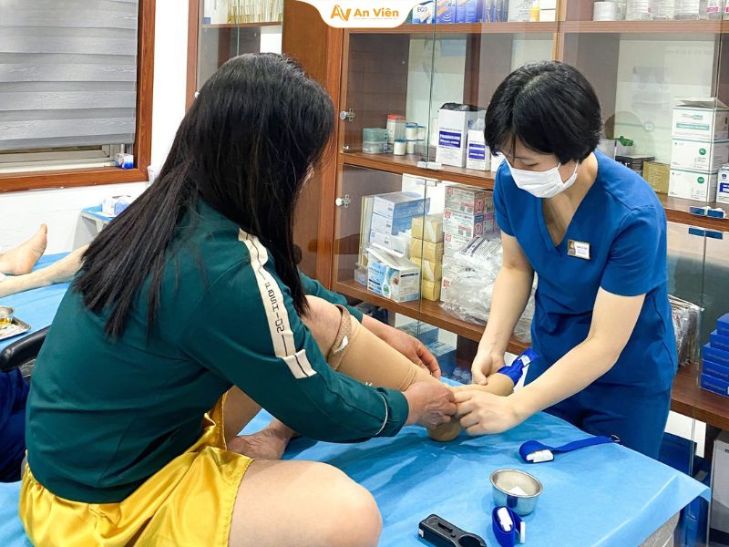 Đốt laser giãn tĩnh mạch chân: Ưu điểm, đối tượng phù hợp và chi phí 9 Mang vớ y khoa đúng kích cỡ theo chỉ định của bác sĩ