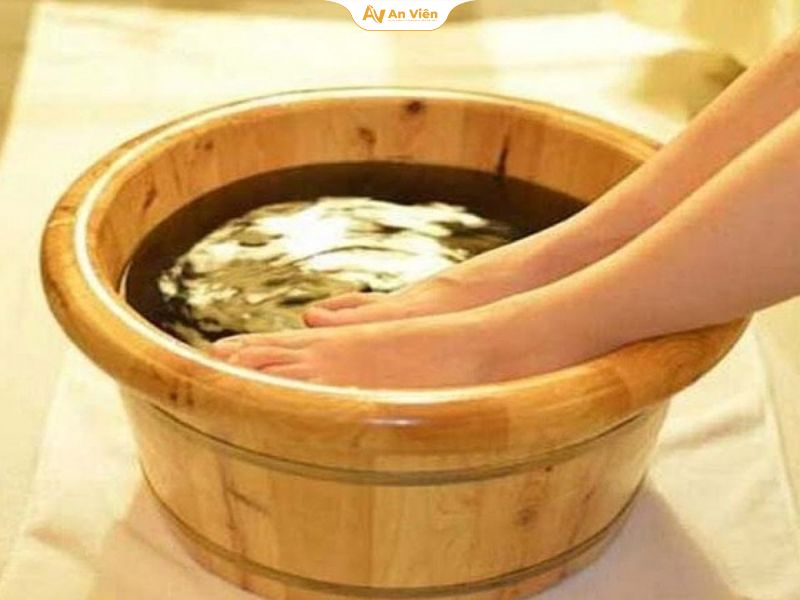 Suy giãn tĩnh mạch có ngâm chân được không? Giải đáp từ chuyên gia 9 Chuẩn bị nước ngâm đúng nhiệt độ