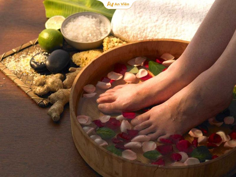 Suy giãn tĩnh mạch có ngâm chân được không? Giải đáp từ chuyên gia 7 Ngâm chân có tác dụng gì?