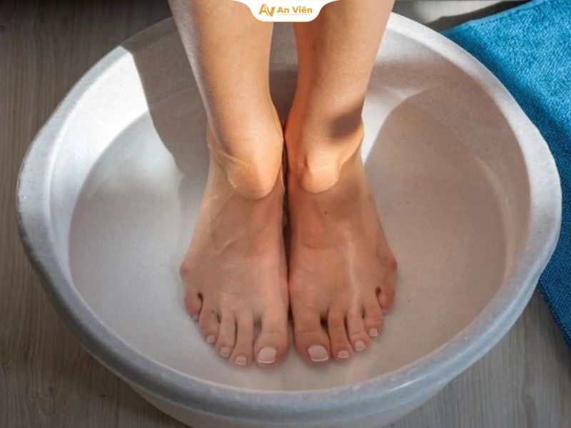 Suy giãn tĩnh mạch có ngâm chân được không? Giải đáp từ chuyên gia 11 Kiểm soát nhiệt độ nước ngâm