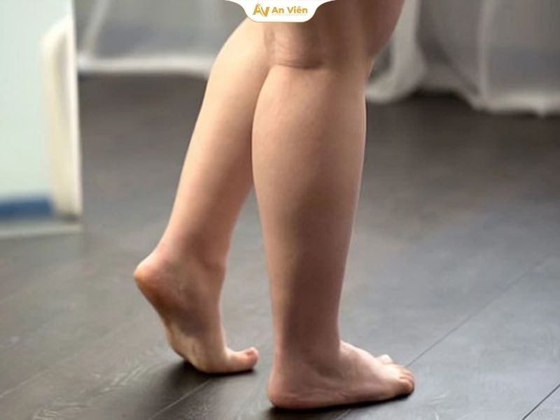 Đứng lâu có bị to chân không