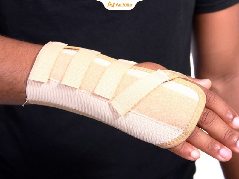 Cách trị tê tay khi ngủ hiệu quả và phòng ngừa tái phát tại nhà 20 Dùng nẹp cổ tay khi ngủ