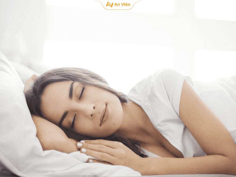 Cách trị tê tay khi ngủ hiệu quả và phòng ngừa tái phát tại nhà 16 Nằm sai tư thế, đè lên tay
