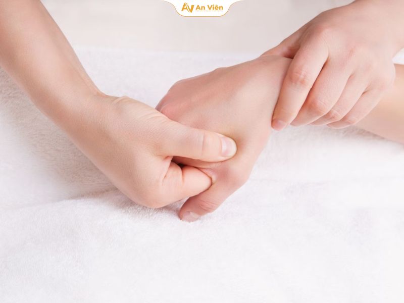 Cách trị tê tay khi ngủ hiệu quả và phòng ngừa tái phát tại nhà 19 Massage và xoa bóp bàn tay, cánh tay trước khi ngủ