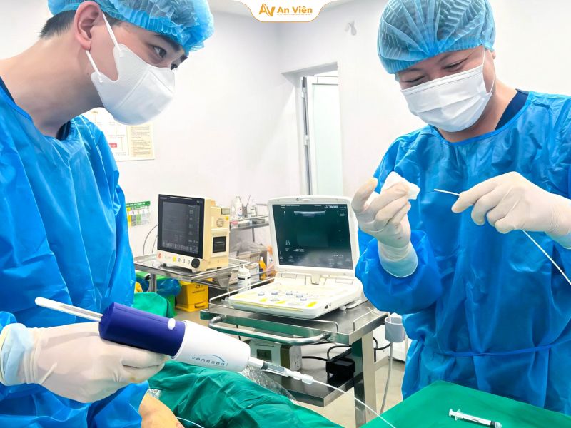 11 Nguyên nhân giãn tĩnh mạch chân: Hiểu đúng để phòng ngừa và điều trị hiệu quả 18 Điều trị giãn tĩnh mạch chân tại Tĩnh mạch An Viên