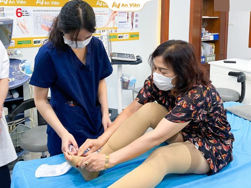 Đeo vớ giãn tĩnh mạch
