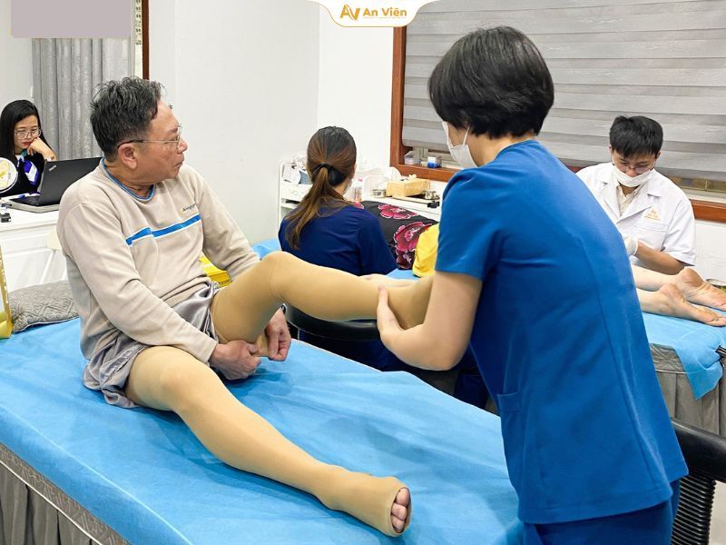 Người mắc bệnh giãn tĩnh mạch chi dưới