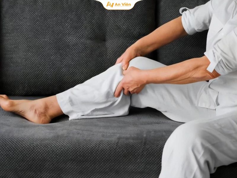 Tại sao lại bị chuột rút bắp chân khi ngủ? Nguyên nhân và cách xử lý 16 Người trung niên và cao tuổi