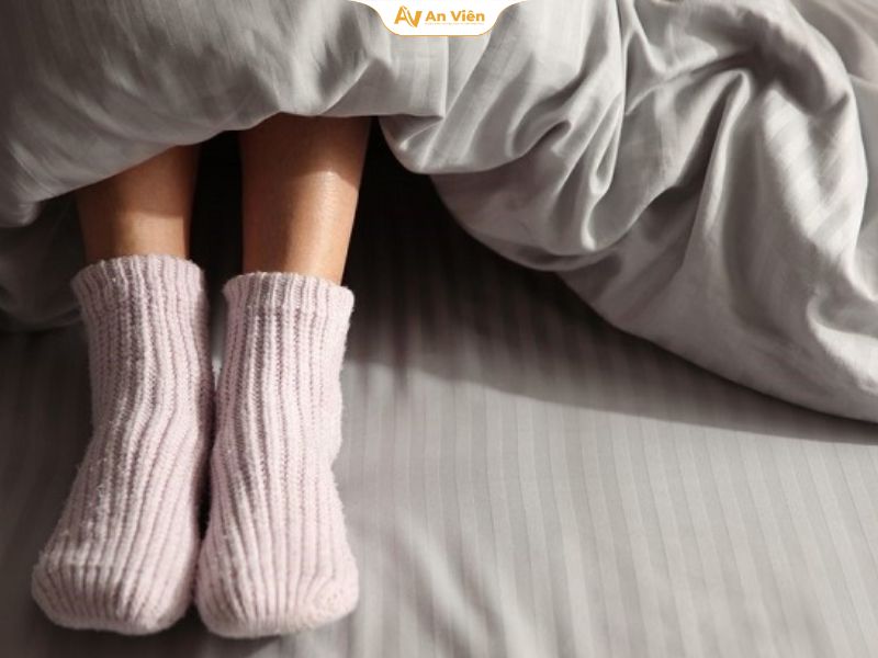 Tại sao lại bị chuột rút bắp chân khi ngủ? Nguyên nhân và cách xử lý 20 Giữ ấm chân khi ngủ