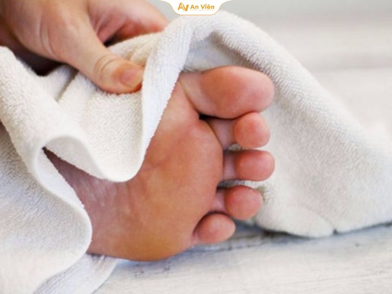 Vệ sinh và làm khô da chân