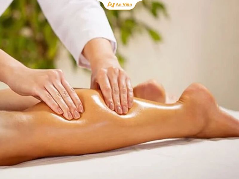 Xoa bóp chân để máu lưu thông