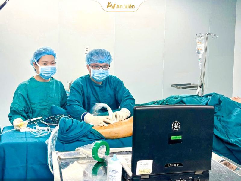 Bệnh nhân đang điều trị can thiệp laser tại Tĩnh mạch An Viên