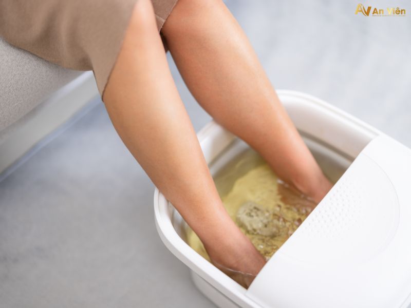 bị giãn tĩnh mạch ở chân phải làm sao