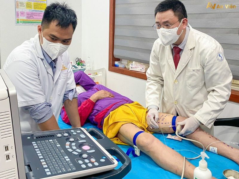 bị giãn tĩnh mạch ở chân phải làm sao