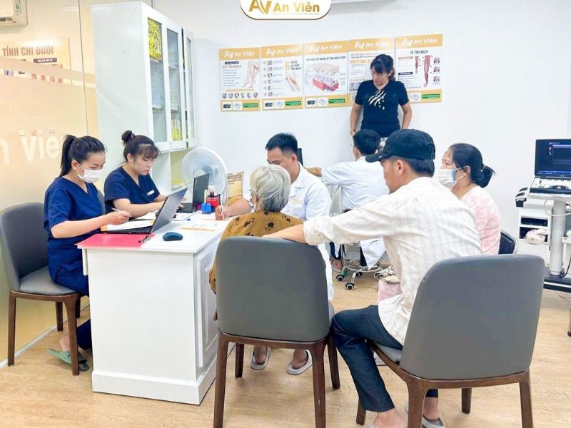 Điều trị bằng vớ y khoa khi chân bị giãn tĩnh mạch nhẹ được không? 18 chân bị giãn tĩnh mạch nhẹ