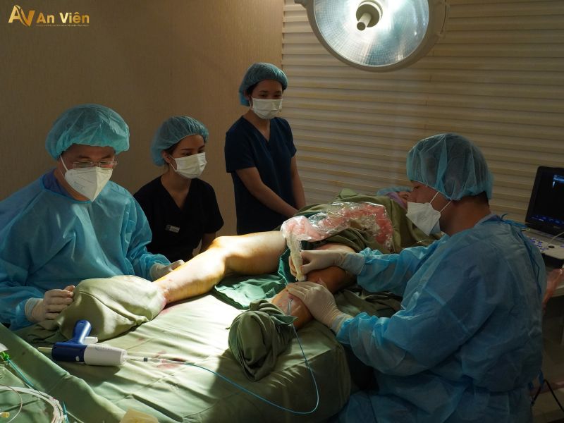 chân bị suy giãn tĩnh mạch