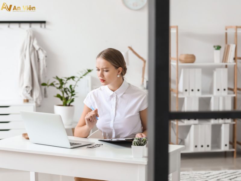 Dấu hiệu chân bị giãn tĩnh mạch do đứng lâu ngồi nhiều 11 dấu hiệu chân bị giãn tĩnh mạch