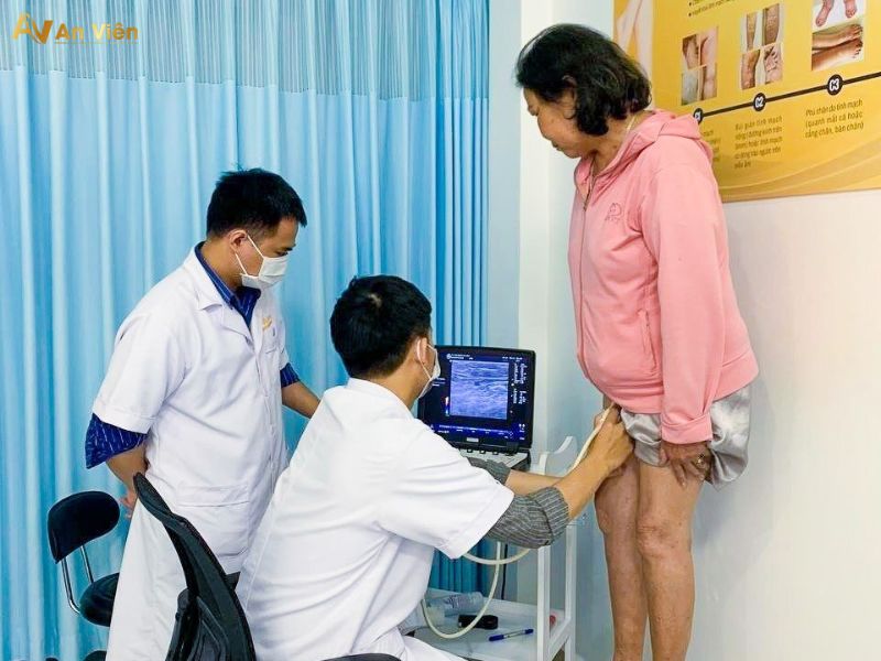 triệu chứng bệnh suy giãn tĩnh mạch chân