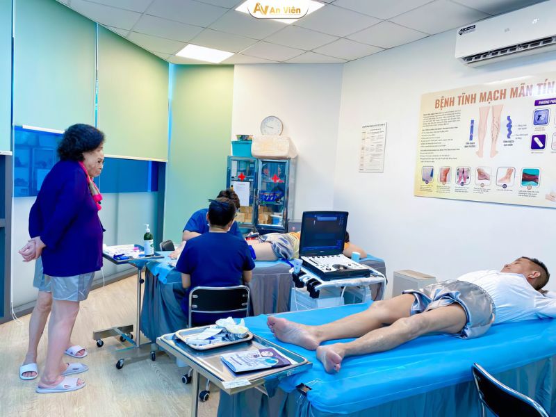 Nhận biết triệu chứng của suy giãn tĩnh mạch chân sớm 16 triệu chứng của suy giãn tĩnh mạch chân