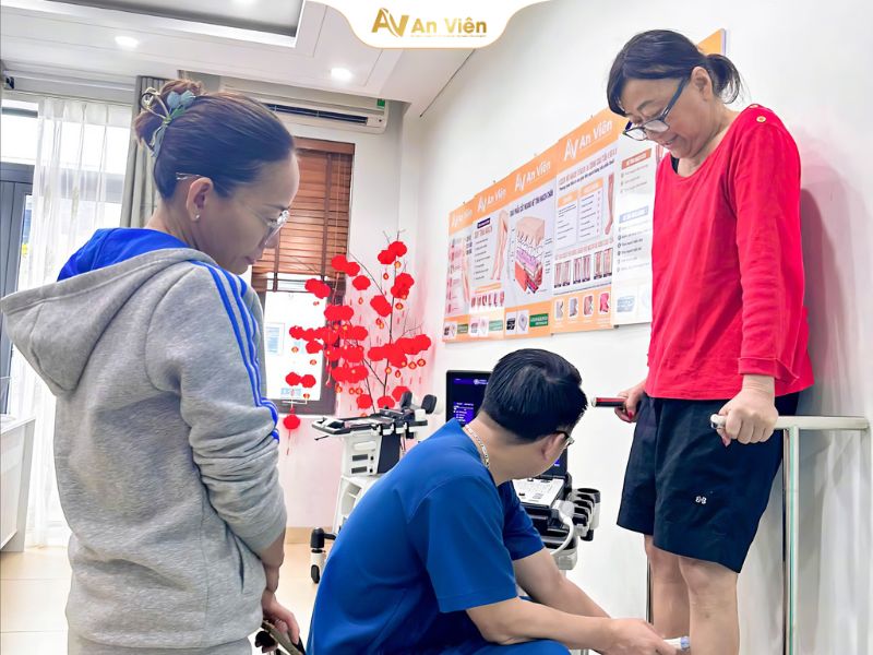 Bị nổi mạch máu đỏ dưới da chân là bệnh gì? Nguyên nhân và cách điều trị 10 Bị nổi mạch máu đỏ dưới da chân