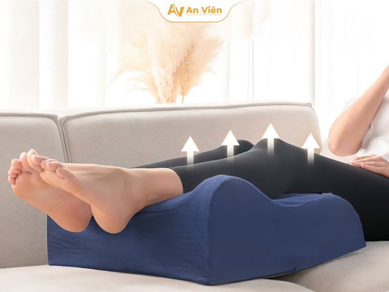 Gối kê chân giãn tĩnh mạch có hiệu quả không? 8 goi-ke-chan-tinh-mach