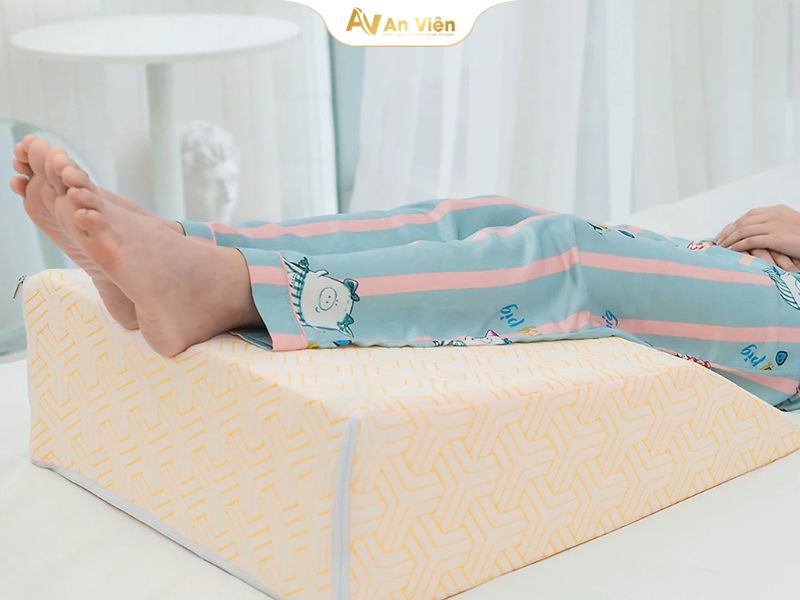 Kê cao chân khi nghỉ ngơi