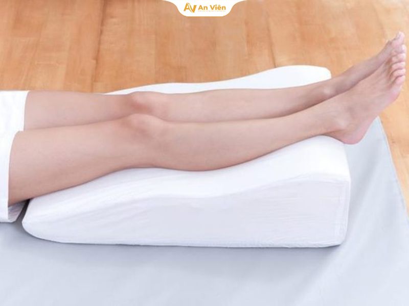 Nâng chân cao khi nghỉ ngơi