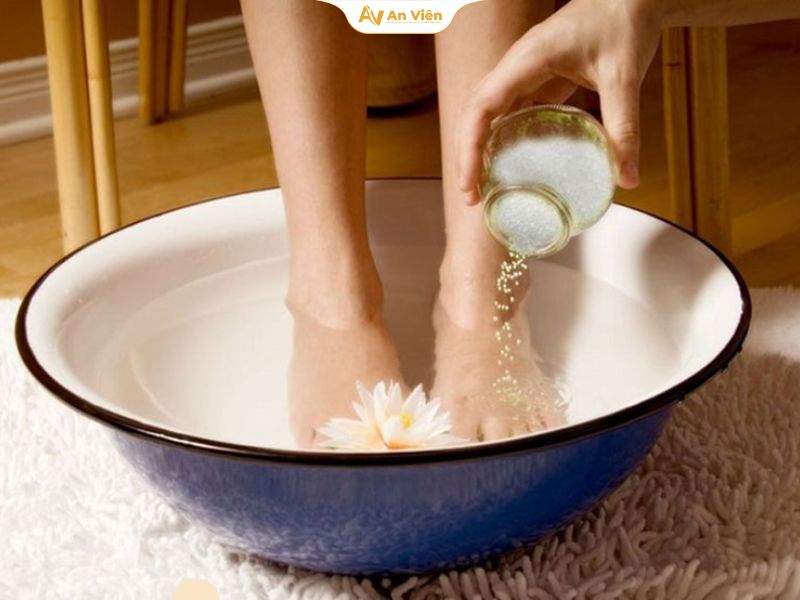Cách ngâm chân cho người giãn tĩnh mạch