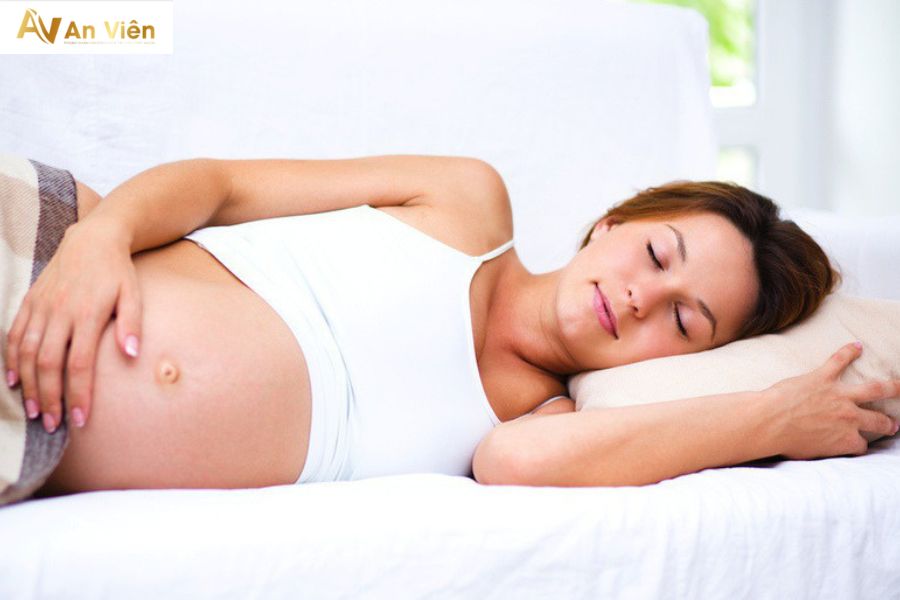Bà bầu phù chân mấy lần thì sinh? Giải đáp dưới góc độ y khoa 9 Nằm nghiêng bên trái