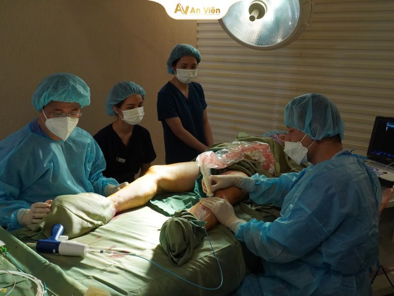 Giãn tĩnh mạch mạng nhện là gì? Nguyên nhân, triệu chứng và cách điều trị hiệu quả 11 Bệnh nhân được điều trị bằng phương pháp keo sinh học Venaseal