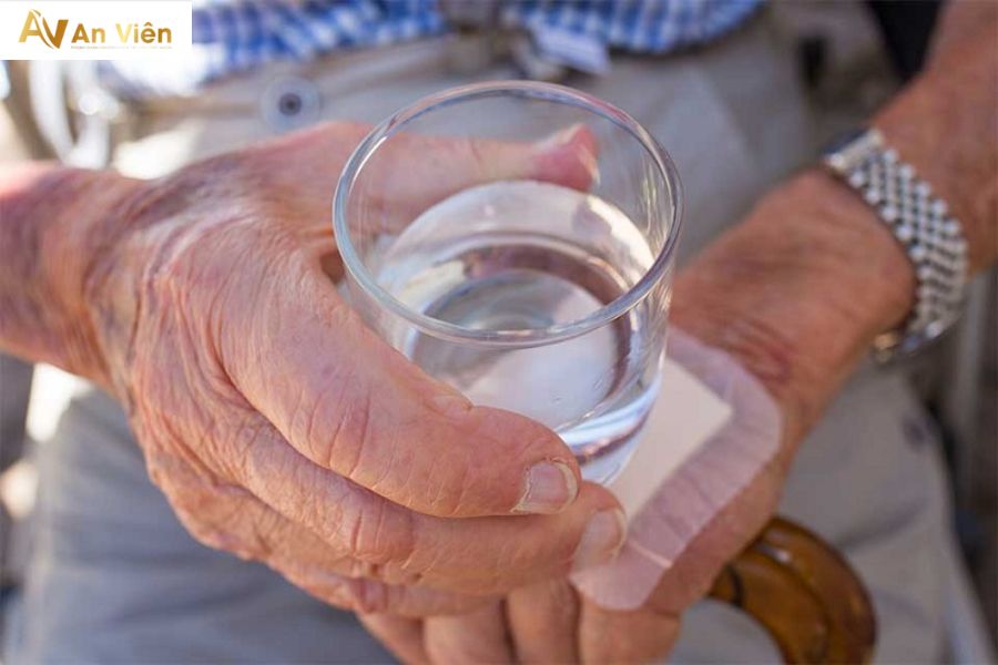 Người già bị phù chân nên làm gì? Giải pháp an toàn và hiệu quả từ chuyên gia 10 Người già bị phù chân nên làm gì? Đảm bảo cung cấp đủ lượng nước mỗi ngày
