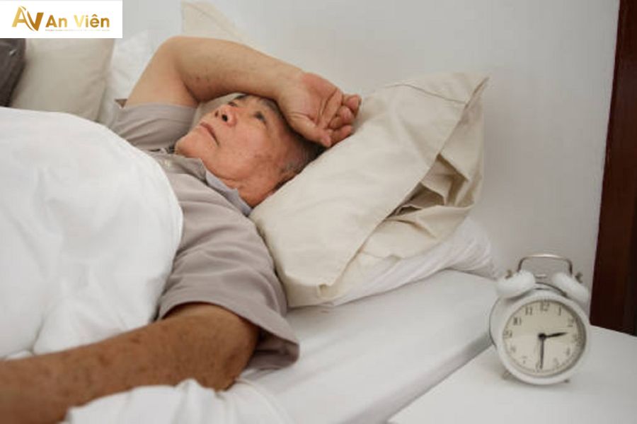 Người già bị phù chân nên làm gì? Giải pháp an toàn và hiệu quả từ chuyên gia 8 Ít vận động hoặc nằm lâu