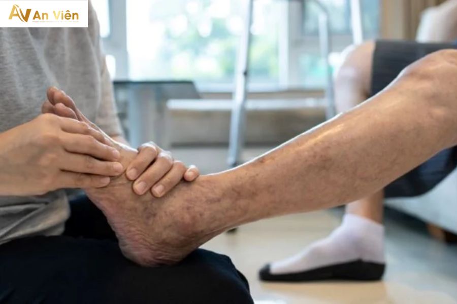 Người già bị phù chân nên làm gì? Giải pháp an toàn và hiệu quả từ chuyên gia 11 Xoa bóp và massage chi dưới đúng cách