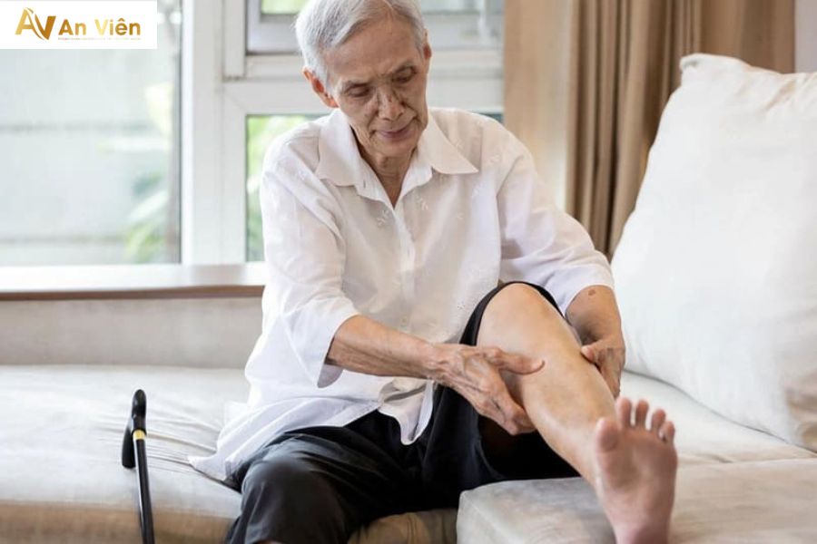 Tổng hợp 11 nguyên nhân phù chân thường gặp và cách cải thiện hiệu quả 13 Người cao tuổi