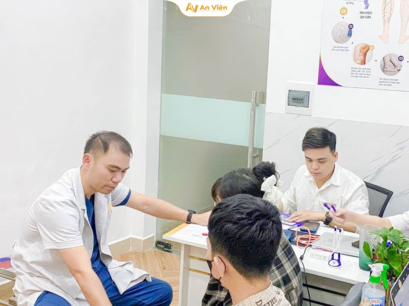 Suy giãn tĩnh mạch nhẹ là gì? Nguyên nhân và cách điều trị hiệu quả 11 Khám lâm sàng