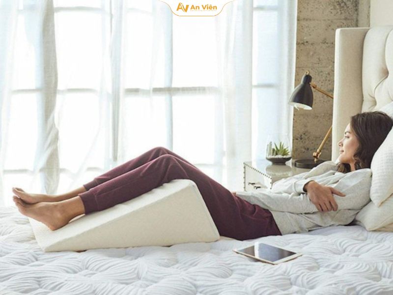 Ai dễ mắc suy giãn tĩnh mạch nhất? Nhóm nguy cơ điển hình 19 Nâng cao chân khi nghỉ ngơi