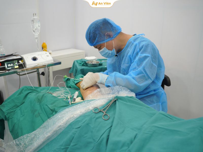 Chi phí chữa giãn tĩnh mạch bằng sóng cao tần bao nhiêu? Có đắt không? 8 Bác sĩ chữa giãn tĩnh mạch giỏi