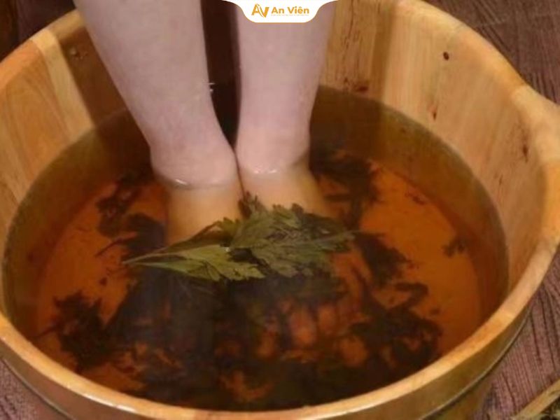 Ngâm chân bằng ngải cứu và muối