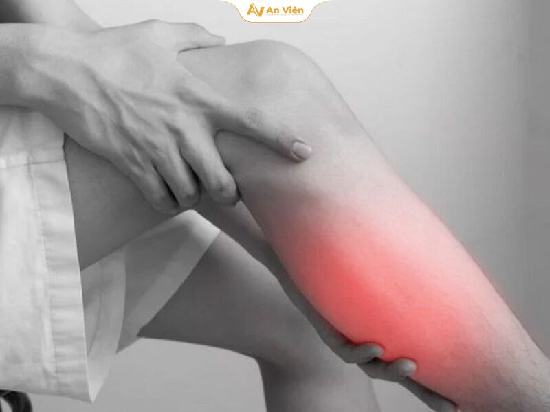 Hy vọng bước đi trên đôi chân bình thường: Câu chuyện nghị lực đáng khâm phục của 1 chàng trai mắc bệnh "lạ" 3 Đứng lâu làm giảm hoạt động của cơ bắp chân