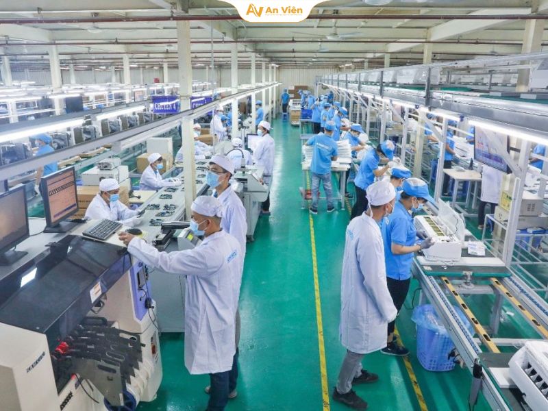 Ai dễ mắc suy giãn tĩnh mạch nhất? Nhóm nguy cơ điển hình 12 Người làm việc đứng lâu hoặc ngồi lâu