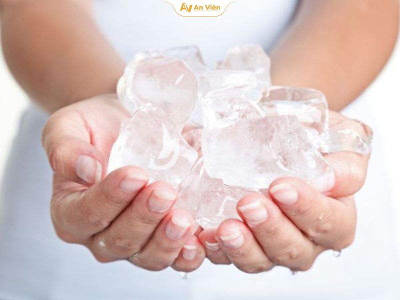 Chườm đá chữa giãn tĩnh mạch