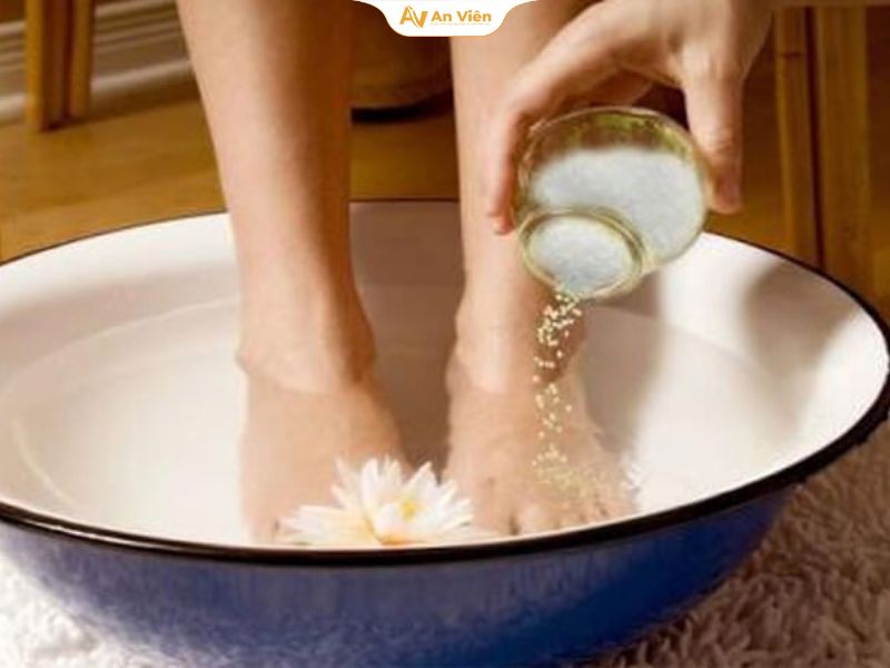 Giãn tĩnh mạch ngâm chân bằng nước gì tốt cho chân? 13 Ngâm chân với muối khoáng