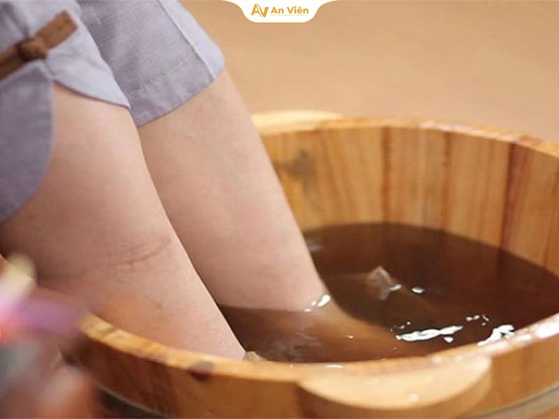 Giãn tĩnh mạch ngâm chân bằng nước gì tốt cho chân? 12 Ngâm chân bằng nước lạnh hoặc nước mát nhẹ